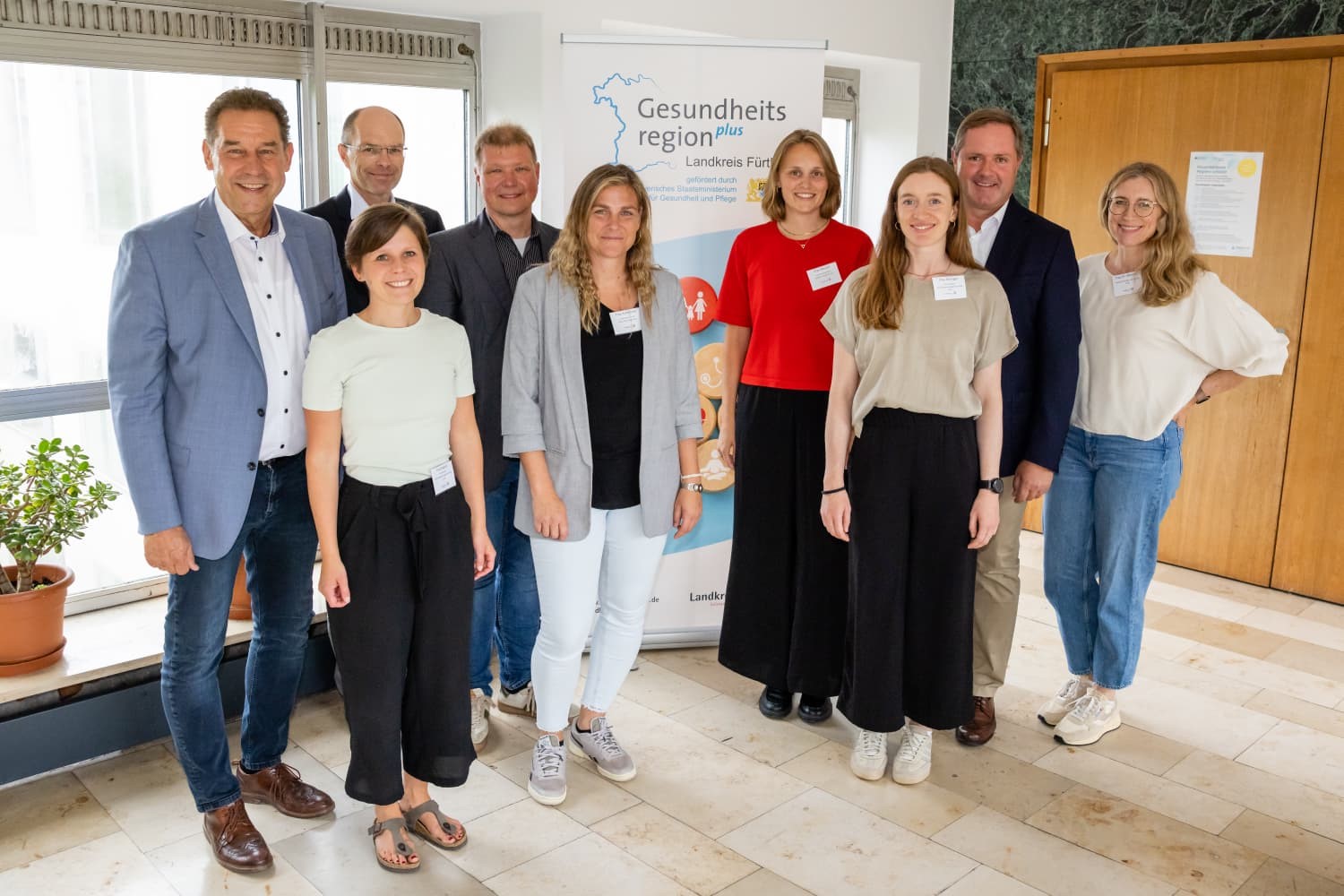 v.l.n.r.: Bürgermeister Stadt Fürth Markus Braun, Lisa Rogner, Kommunales Gesundheitsmanagement Stadt Fürth, Prof. Dr. Langguth und Roger Schmidt, Projektleiter HSN, Martina Eckmüller, GesundheitsregionPlus Landkreis Fürth, Isabelle Rausch, Fortbildungsreferentin HSN, Kathrin Kröniger Kommunales Gesundheitsmanagement Stadt Fürth, Landrat Bernd Obst sowie Dr. Mirka Möldner, Abteilungsleitung Landratsamt Fürth