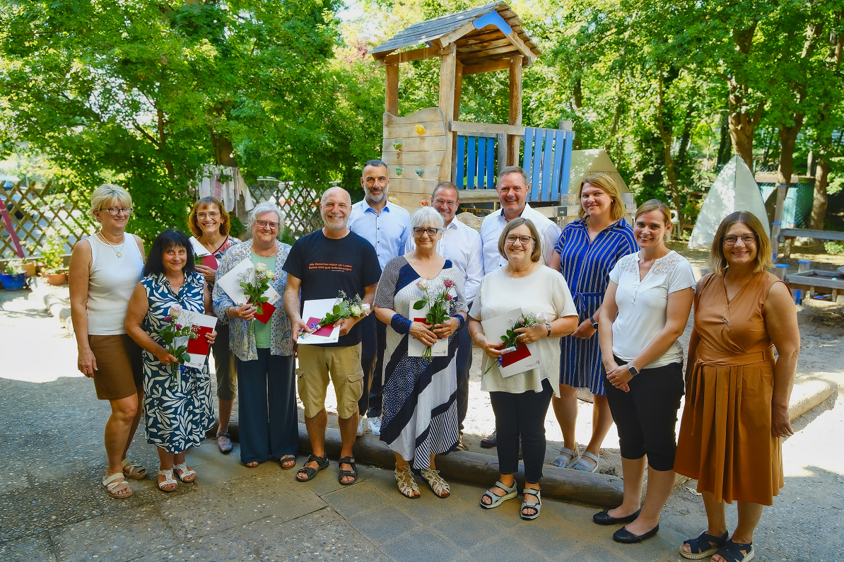 Gratulierten den neuen Familienpaten: Landrat Bernd Obst, Zirndorfs Erster Bürgermeister Marcus Spath sowie Vertreterinnen und Vertreter des Familienzentrums Zirndorf, des Kreisjugendamtes und der KoKi – Netzwerk frühe Kindheit.