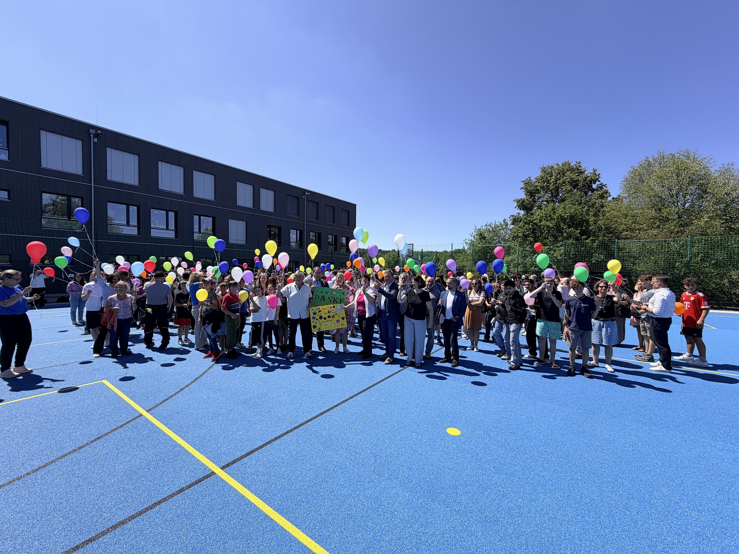 Die Schülerinnen und Schüler der Dillenberg-Schule begeisterten die Gäste u.a. mit einer Luftballon-Aktion und sorgten damit für einen stimmungsvollen Rahmen der offiziellen Übergabe.
