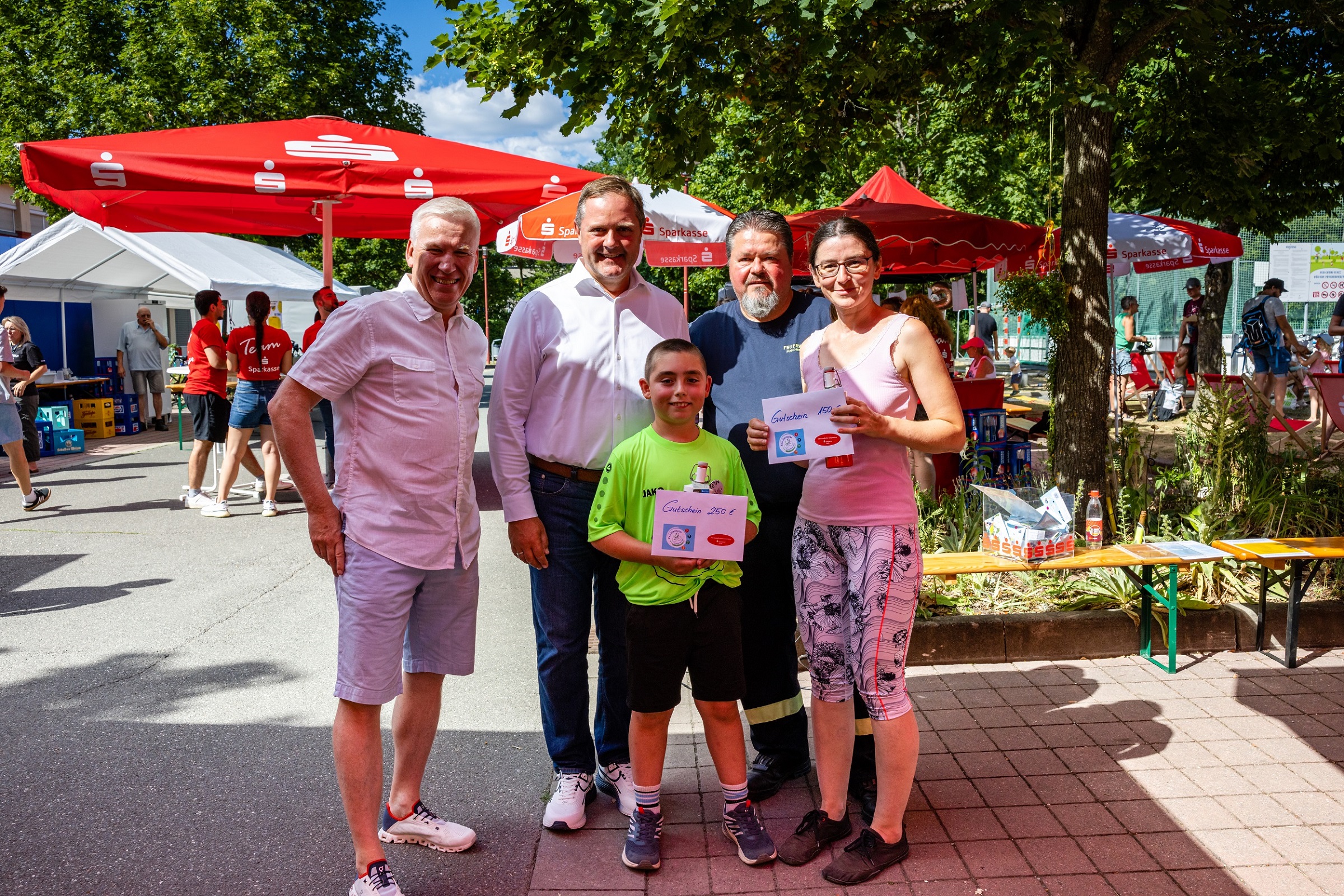 : Die glücklichen Gewinner: Lena Bach sicherte sich den ersten Platz bei den Erwachsenen und einen Gutschein für Fahrradzubehör im Wert von 150 €, Ben Bodechtel gewann in der Kinderkategorie und erhielt einen Gutschein im Wert von 250 €. Überreicht wurden die Preise von Landrat Bernd Obst, Puschendorfs Bürgermeister Alexander Dörr sowie Markus Netter, stellvertretendes Vorstandsmitglied der Sparkasse Fürth.