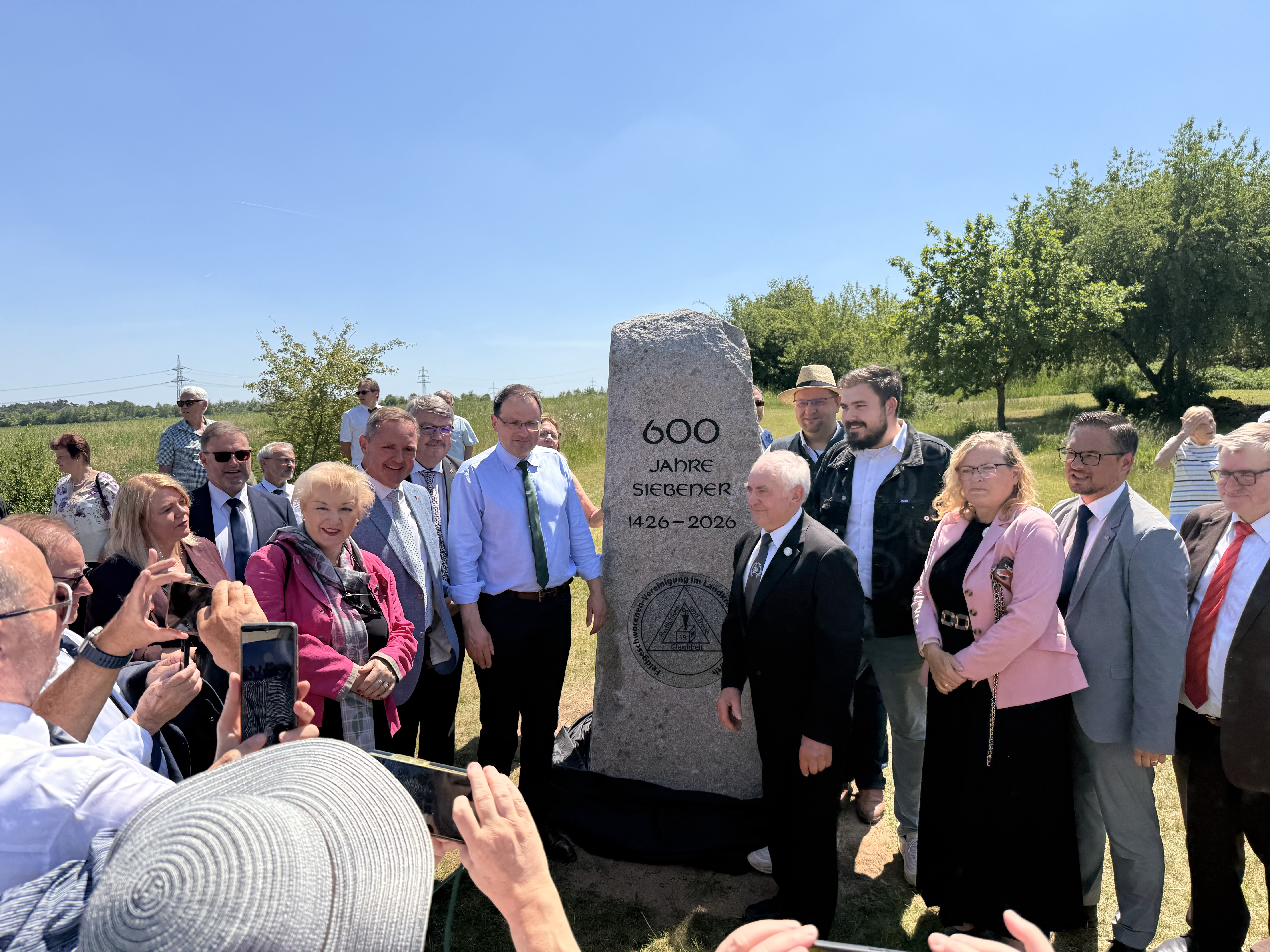 ): (v.l.n.r.) Frau Marlen Laurien, erste Bürgermeisterin Ammerndorf, Dietmar Helm, dritter Bürgermeister Stadt Fürth, Frau Petra Guttenberger, Landtagsabgeordnete, Landrat Bernd Obst, Wolfgang Neukirchner, Behördenleiter Amt für ländliche Entwicklung, Herr Martin Schöffel Staatssekretär im Staatsministerium der Finanzen und für Heimat, Hans Satzinger, 1. Vorsitzender der Feldgeschworenenvereinigung Landkreis und Stadt Fürth, Christian Ell, erster Bürgermeister Langenzenn, Steinmetz Kai Vogel, Frau Gabi Schmidt, Landtagsabgeordnete, Werner Stieglitz, Landtagsabgeordneter und Harry Scheuenstuhl, Landtagsabgeordneter