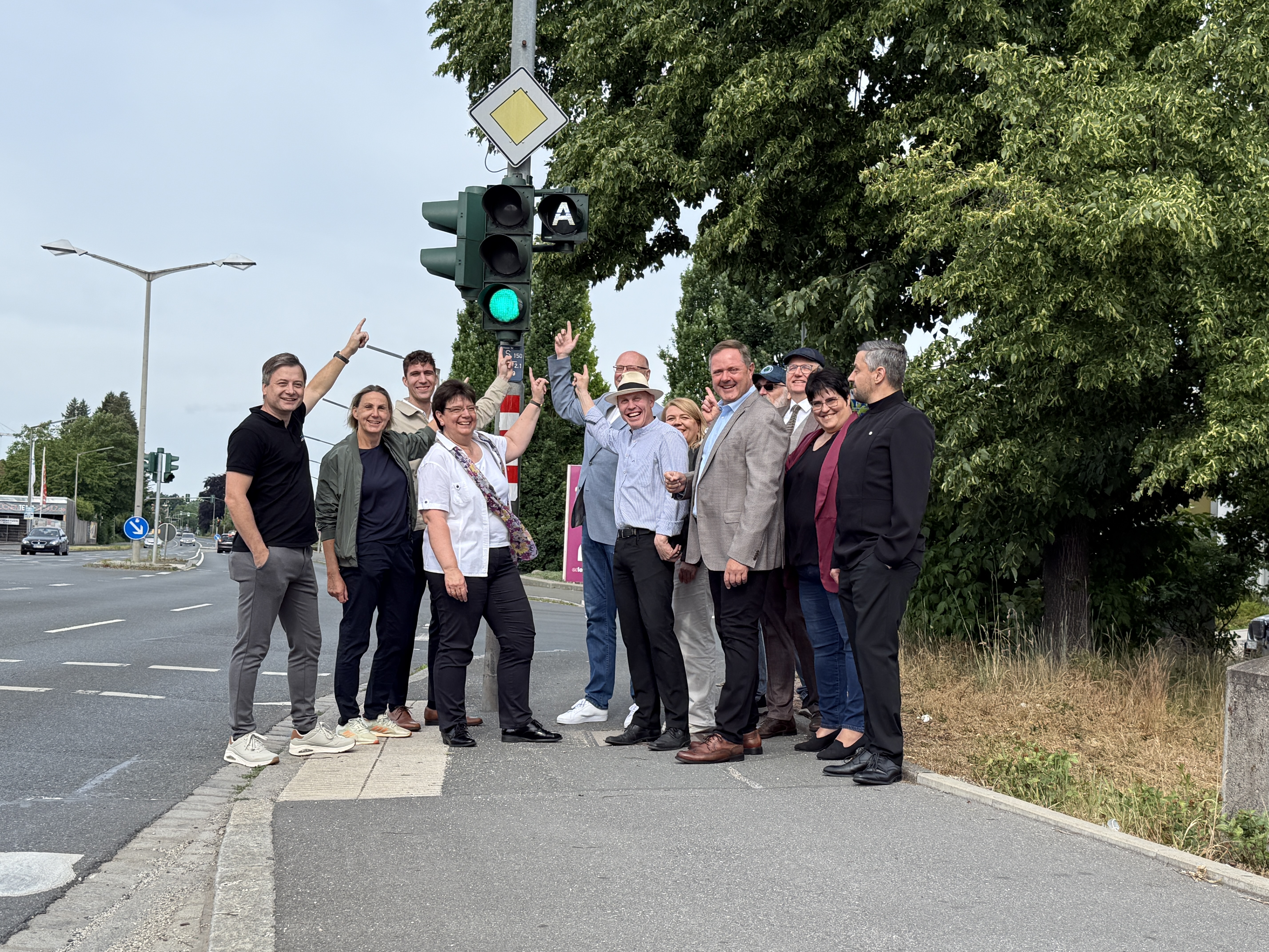(v.l.n.r.)  Christopher Ködel, Vertriebsbeauftragter bei Yunex Traffic, Heike Barth, Fraktionsvorsitzende BÜNDNIS 90/DIE GRÜNEN, Tom Hesselberger, 2. Bürgermeister Stadt Zirndorf, Renate Krach, Fraktionsvorsitzende CSU, Thomas Diebenbusch, Bürgermeister Stadt Oberasbach, Thomas Zehmeister, Bürgermeister Gemeinde Großhabersdorf, Marlen Laurien, Bürgermeisterin Gemeinde Ammerndorf, Landrat Bernd Obst, Christian Schubert, Straßenmeisterei Ammerndorf, Andreas Eisgruber, Leiter Staatliches Bauamt Nürnberg, Melanie Plevka, Fraktionsvorsitzende SPD, Simon Fakher Fraktionsvorsitzender AfD