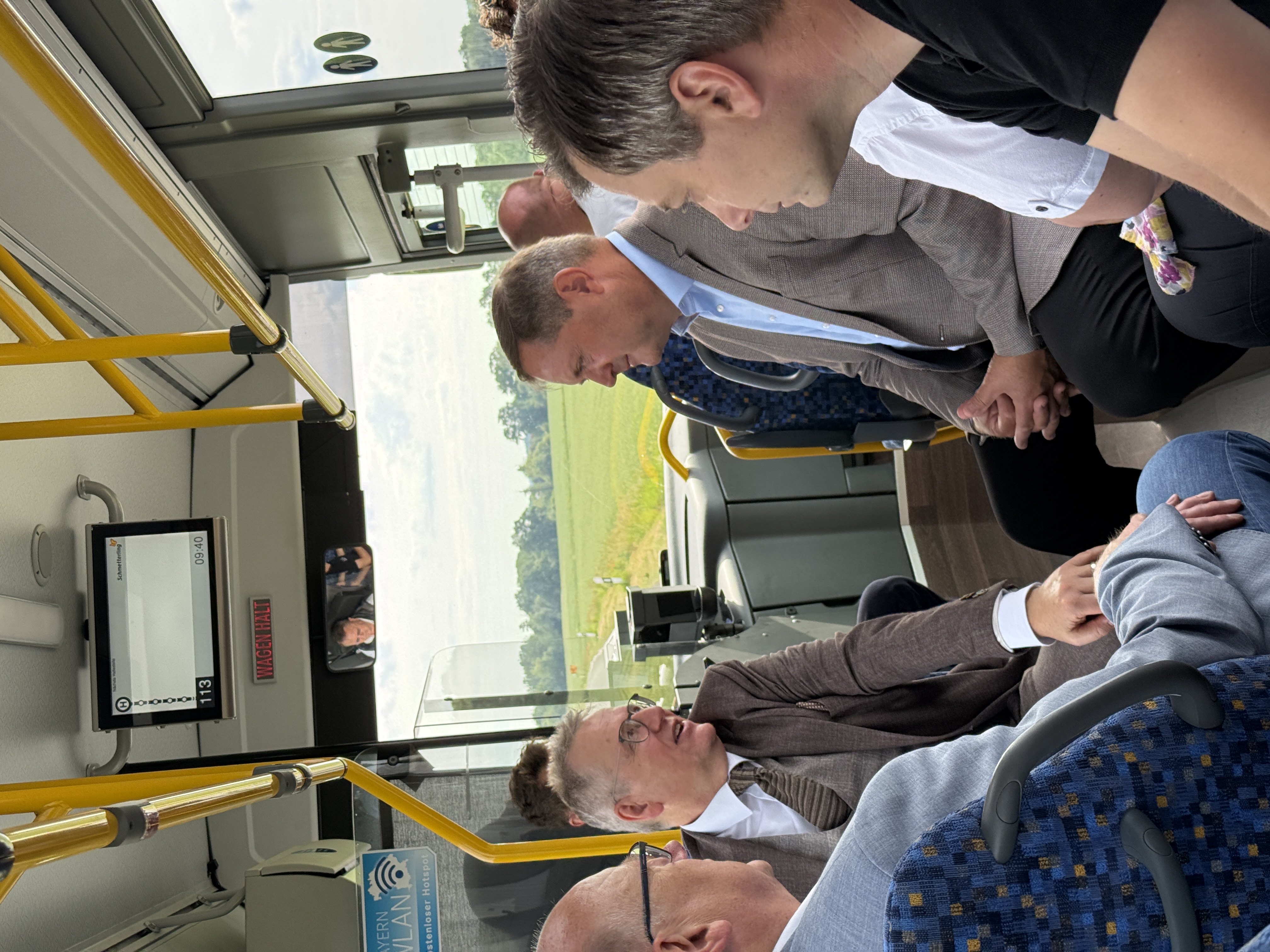 (v.l.n.r.) Thomas Diebenbusch, Bürgermeister Stadt Oberasbach, Andreas Eisgruber, Leiter Staatliches Bauamt Nürnberg, Landrat Bernd Obst, Christopher Ködel, Vertriebsbeauftragter bei Yunex Traffic