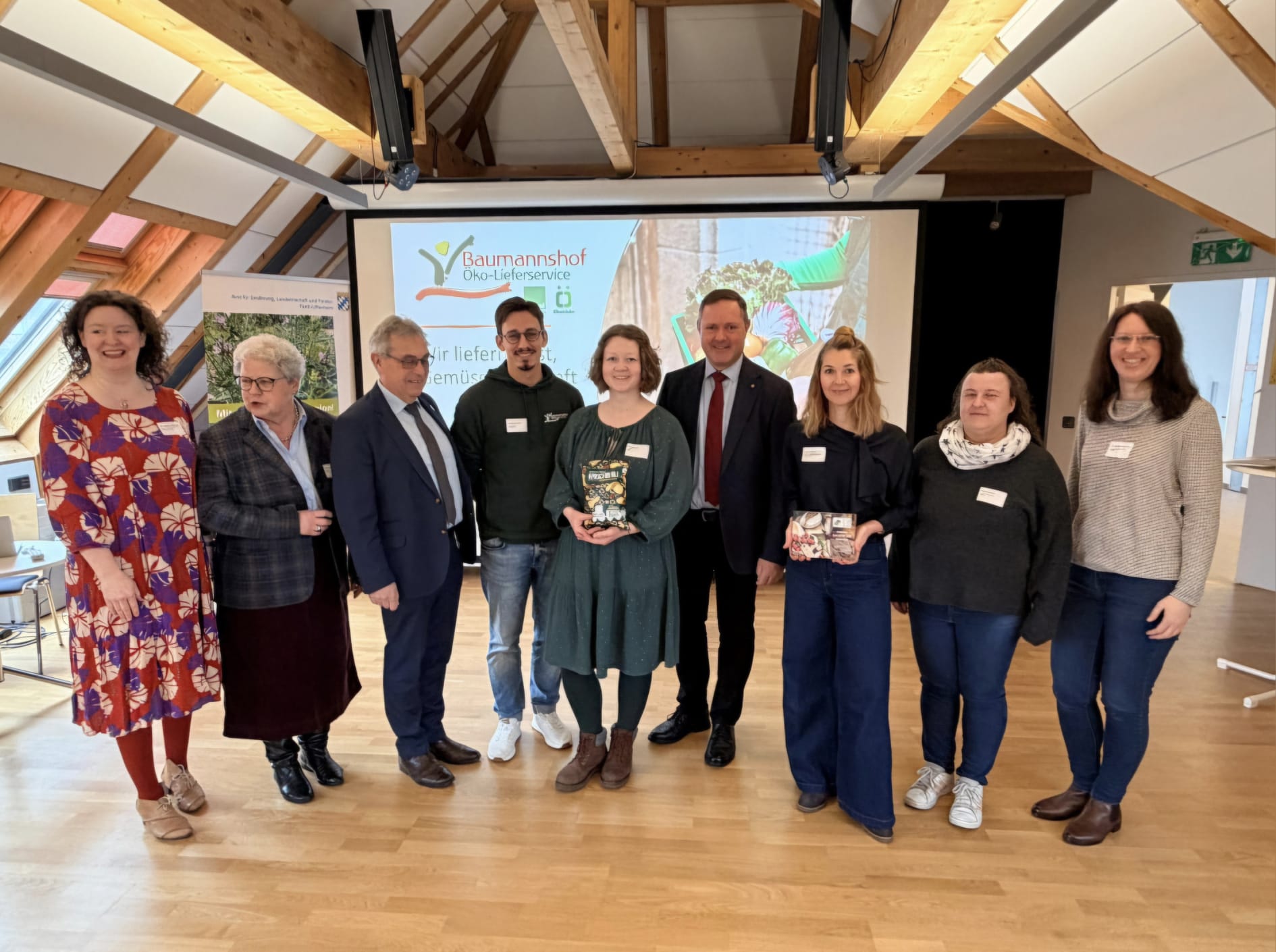 Gruppenbild: Referenten und Teilnehmende diskutieren bei der Veranstaltung „Runder Tisch Regionalvermarktung“ in Cadolzburg über Strategien zur Stärkung regionaler Wertschöpfungsketten.
