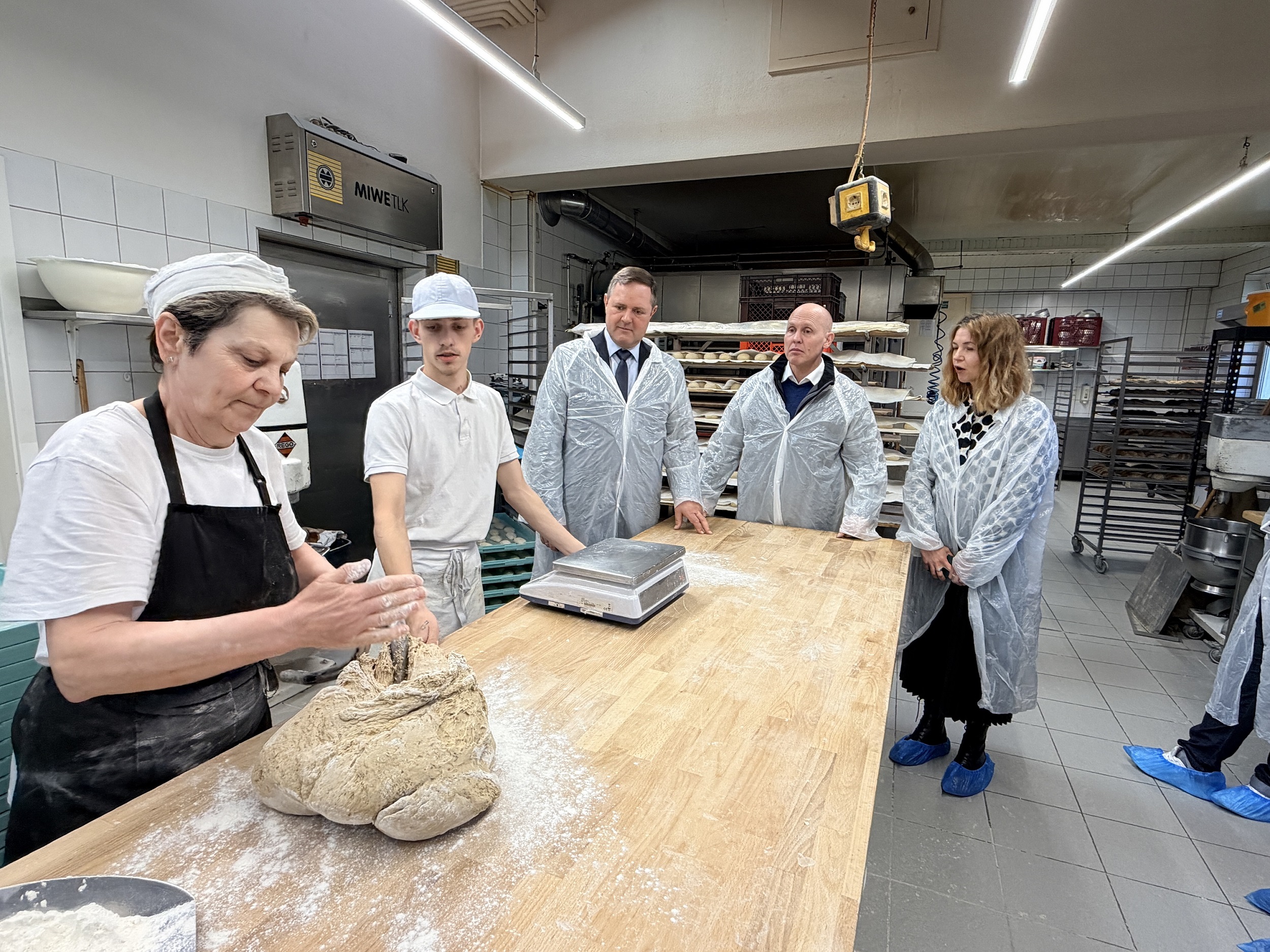 In der Backstube werden über 100 Jahre alte Familienrezepte bis heute unverändert nachgebacken.