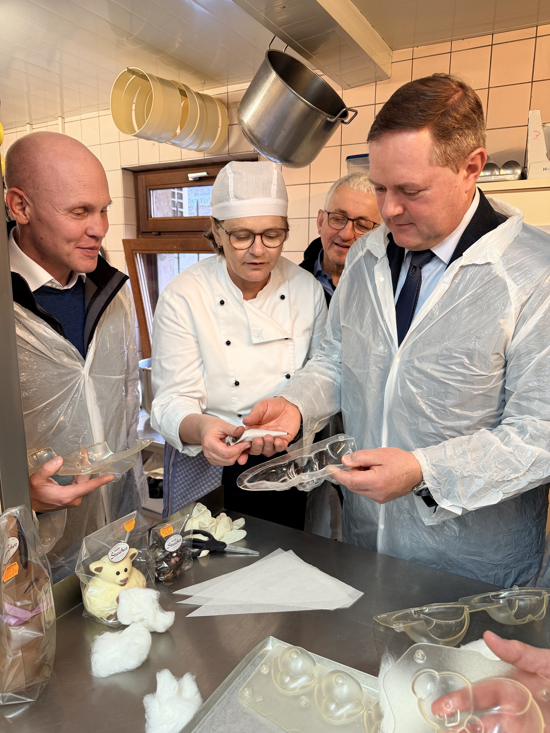 Ein besonderes Highlight: Landrat Bernd Obst durfte selbst Hand anlegen und unter fachkundiger Anleitung einen eigenen Schokoladenhasen gießen.