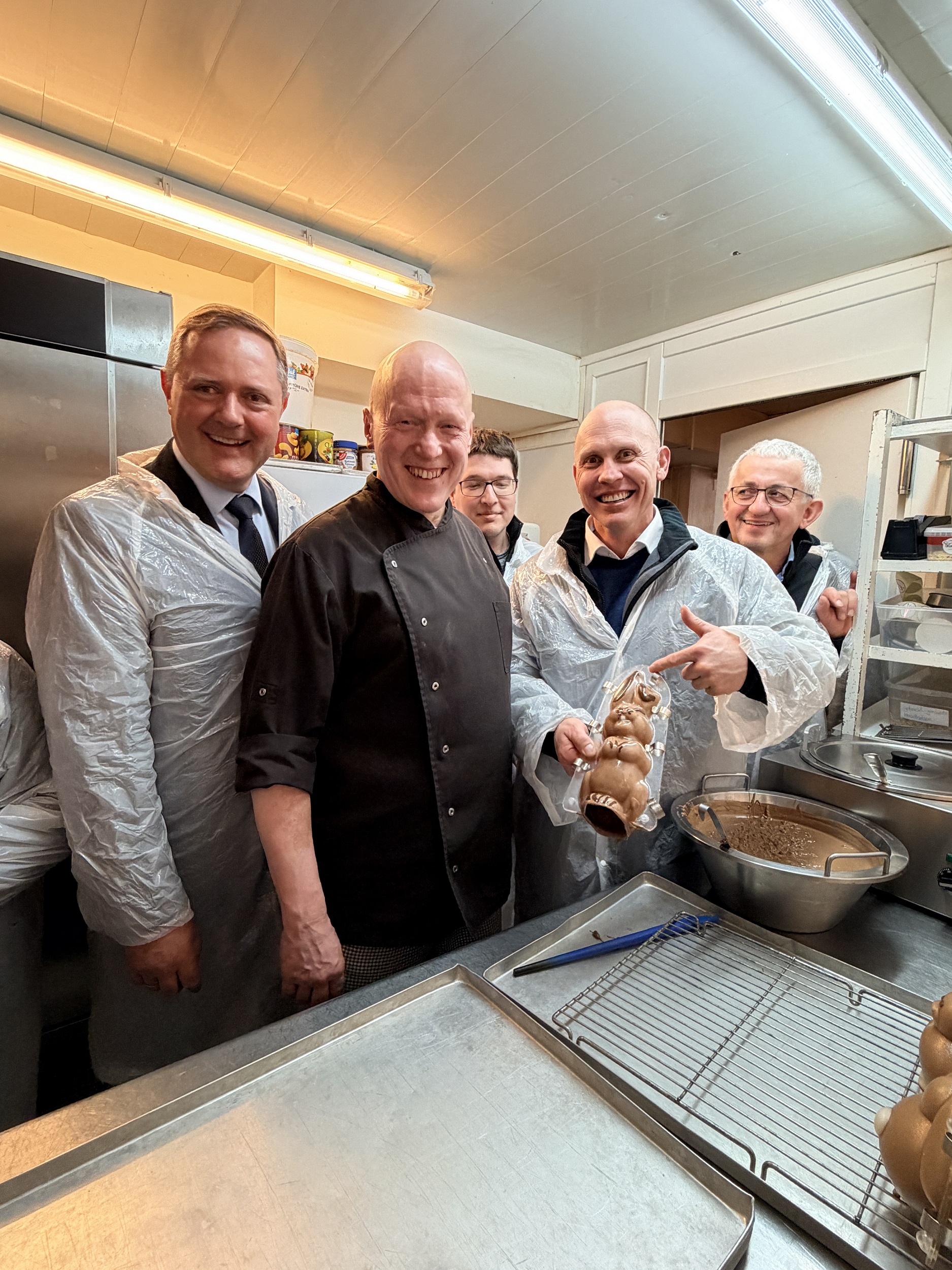 v.l.n.r., erste Reihe: Landrat Bernd Obst, Roland Streicher, Inhaber Konditorei Streicher und Großhabersdorfs Bürgermeister Thomas Zehmeister