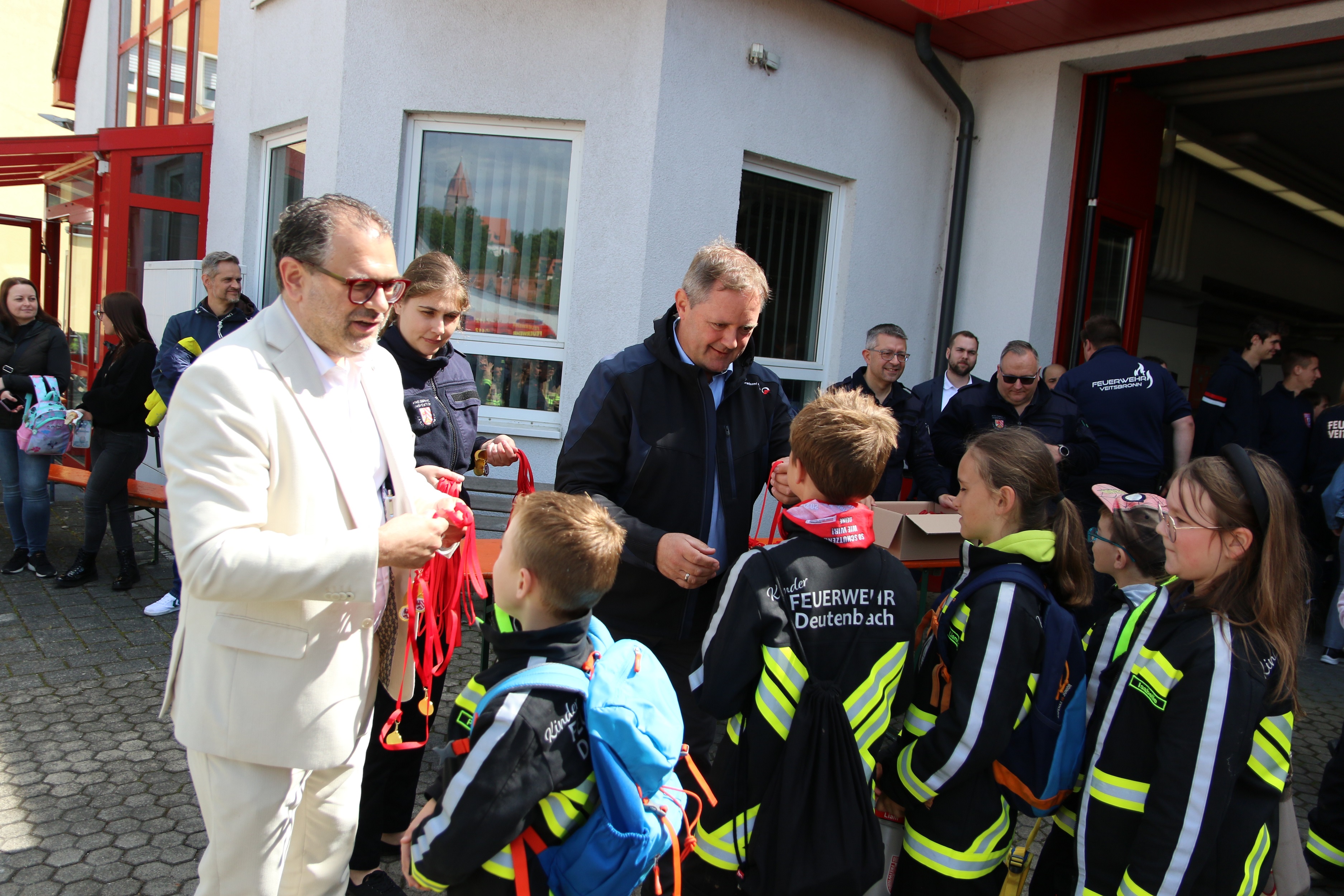 Landrat Bernd Obst (Bildmitte) und der Veitsbronner Bürgermeister Marco Kistner (links) ehrten den jungen Feuerwehrnachwuchs persönlich.