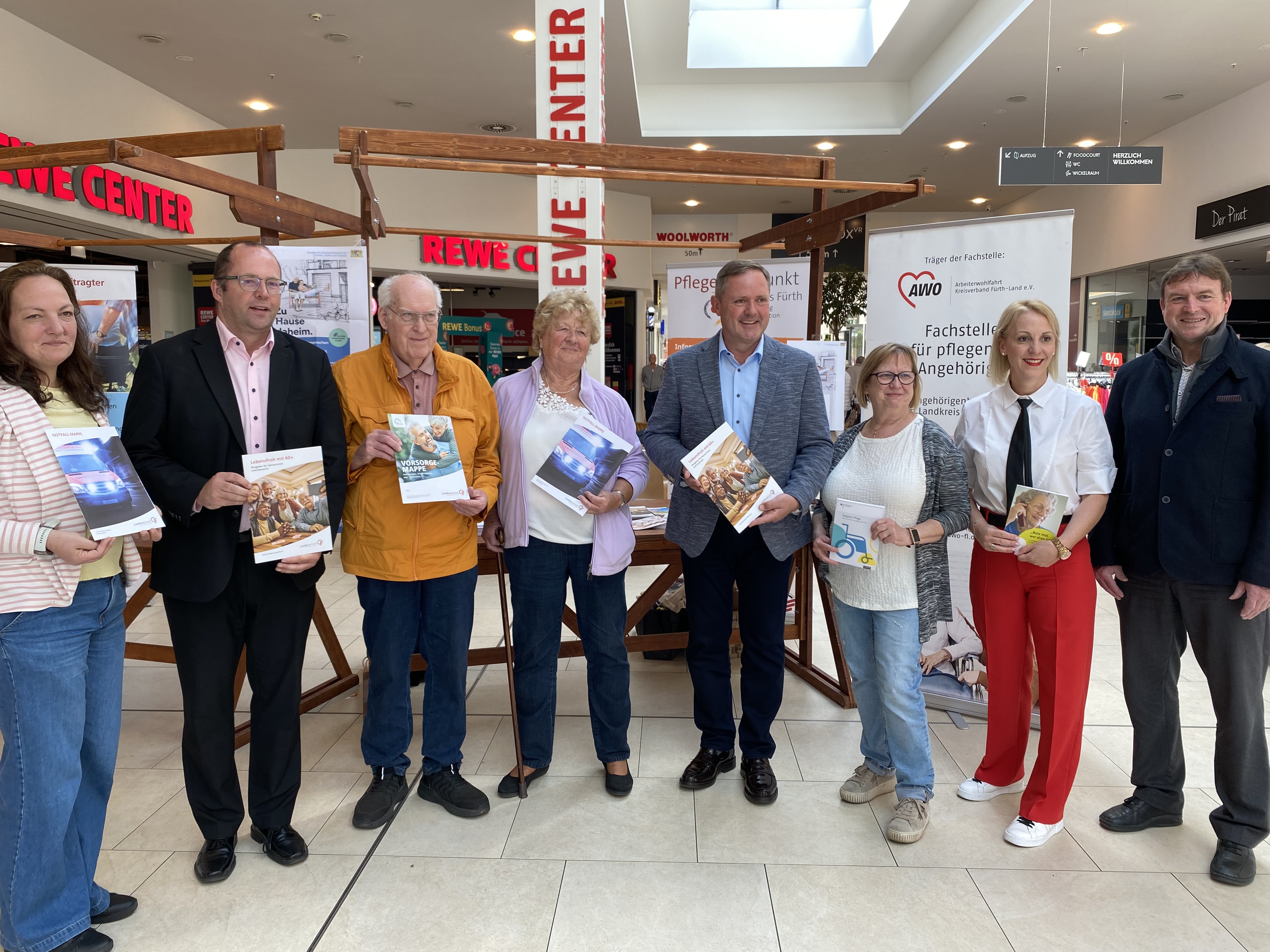 Möglichst lange in den eigenen vier Wänden leben, darum ging es beim Aktionsstand des Landkreises Fürth im FORUM Stein. Auch Steins Erster Bürgermeister Bertram Höfer (2. v.l.) und Landrat Bernd Obst (5. v.l.) machten sich vor Ort ein Bild von dem Angebot.