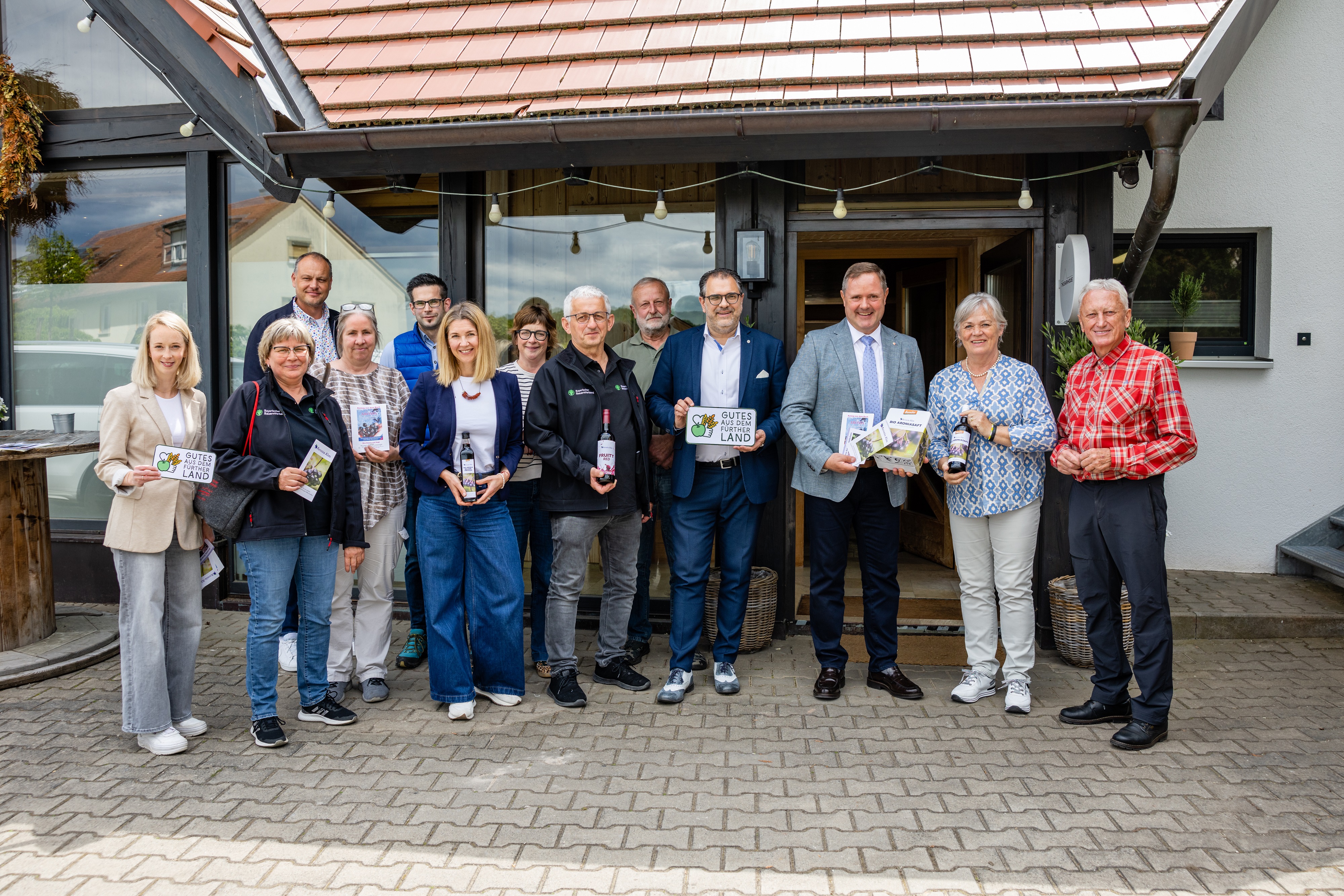 Landrat Bernd Obst und der Veitsbronner Bürgermeister Marco Kistner informierten sich gemeinsam mit Vertretern der Initiative „Gutes aus dem Fürther Land“ (GuFü) bei Familie Maußer über den biodynamischen Anbau der Superbeere.