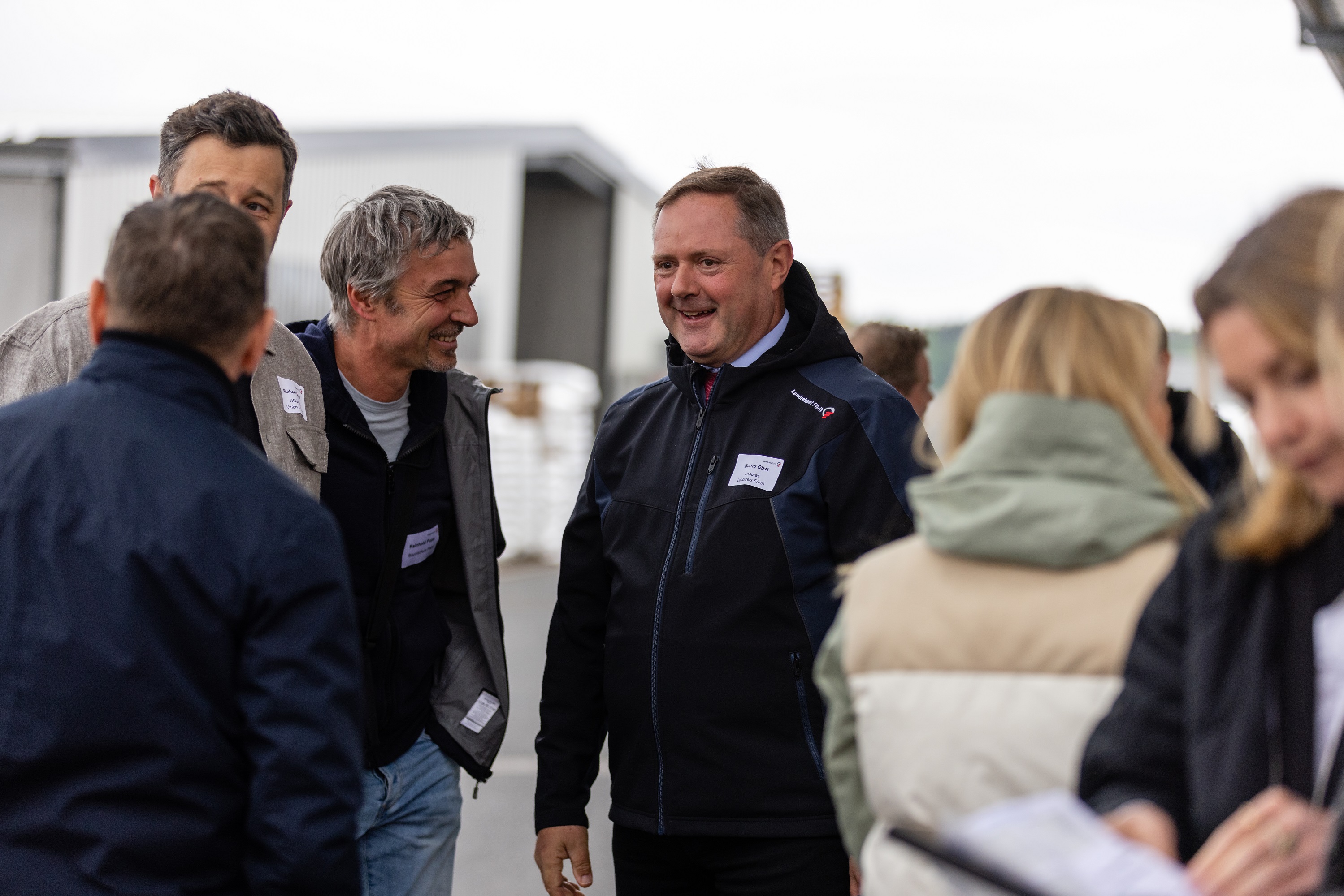 Beim Unternehmensspaziergang „Walk and Talk“ kamen Unternehmerinnen und Unternehmer in Obermichelbach mit Vertretern aus Wirtschaft, Verwaltung und Kommune direkt ins Gespräch.