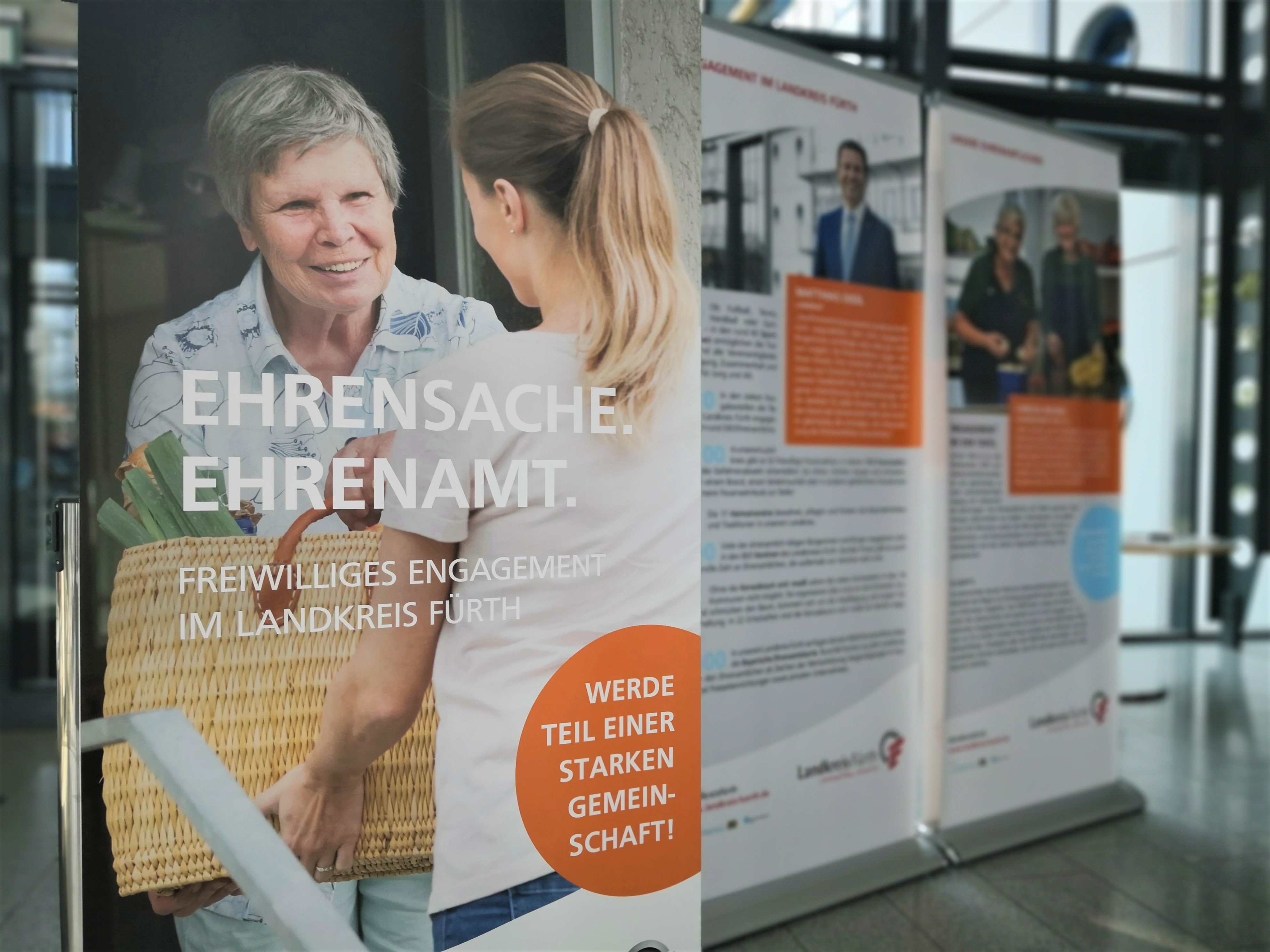 Das Bild zeigt ein RollUp zum Thema Ehrenamt. 